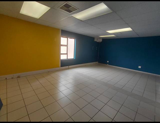 111M² OFFICE TO LET IN FOURWAYS